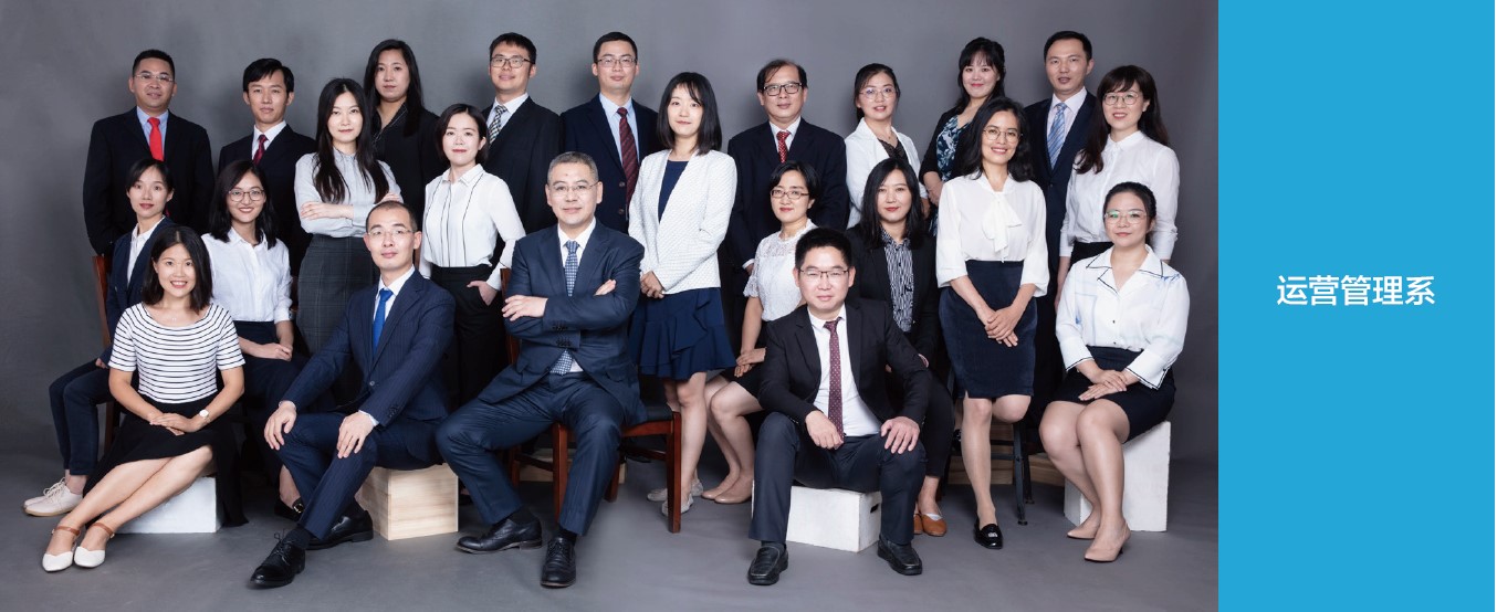 一群人站在一起  描述已自动生成