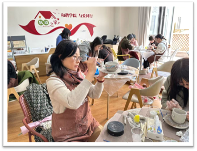 一群人围坐在桌子前吃东西

AI 生成的内容可能不正确。