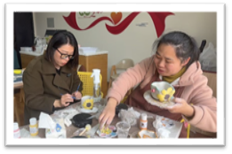 男人和女人在桌子前吃蛋糕

AI 生成的内容可能不正确。