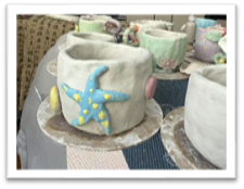 桌子上放着蛋糕

AI 生成的内容可能不正确。