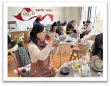 一群人围坐在桌子前吃东西

AI 生成的内容可能不正确。